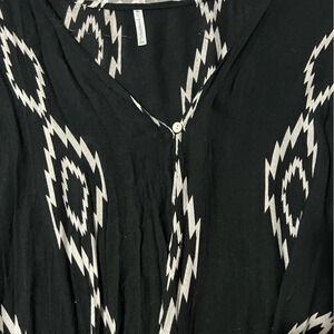 PASSPORT black with white Aztec design kimono